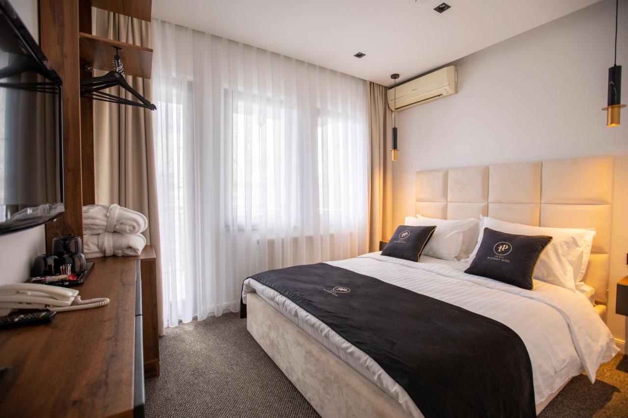 Plaza Boutique Hotel Пристина Екстериор снимка